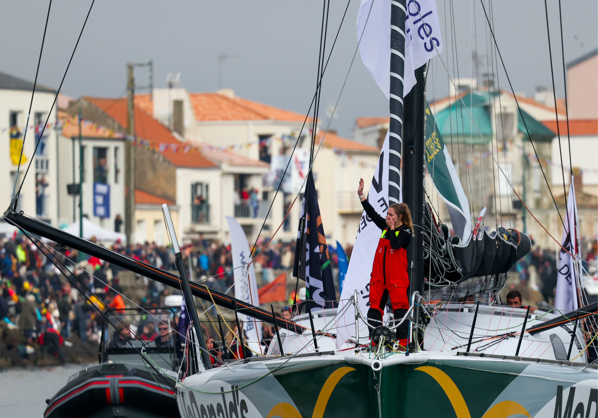 Arrivée de Violette Dorange dans le chenal des Sables d'Olonne lors du Vendée Globe 2024